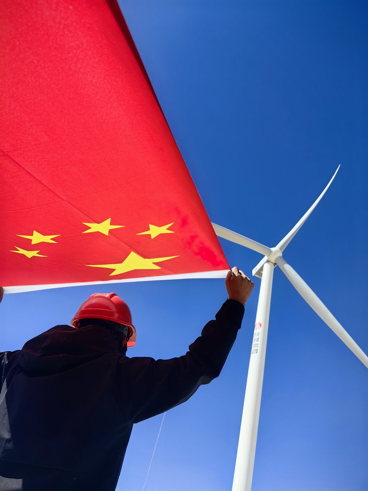 emc网页版登录建设者与国旗合影，共筑强国梦