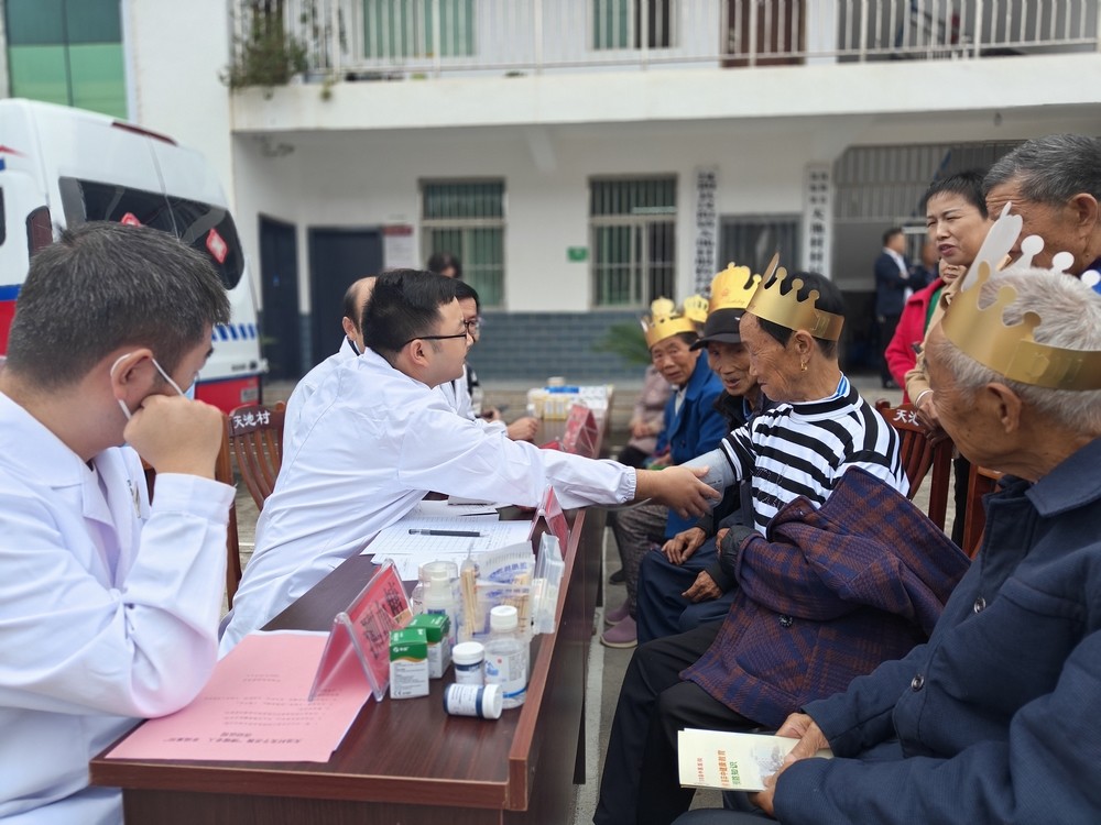 emc网页版登录建设定点帮扶村开展“情暖老人幸福重阳”敬老活动