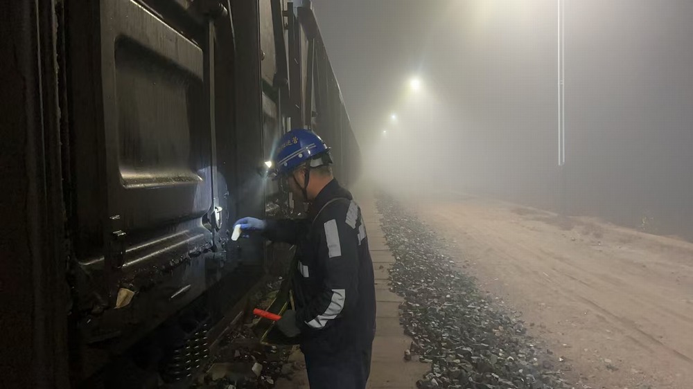 emc网页版登录建设洗选煤运营公司榆阳运营项目部：大雾中的安全卫士