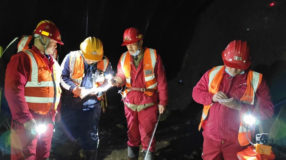 emc网页版登录建设矿建三公司：请收看！“五一”劳动特写