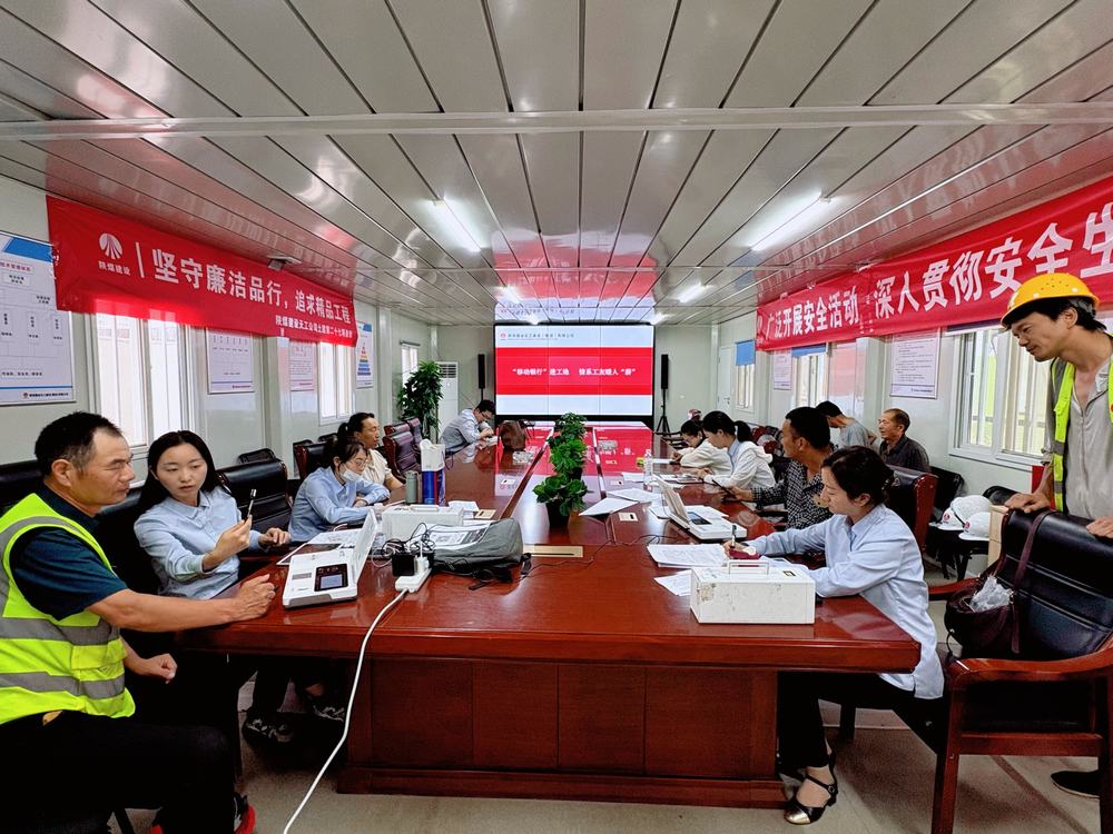 emc网页版登录建设天工公司土建第二十七项目部联合浦发银行开展农民工工资卡专项办理活动