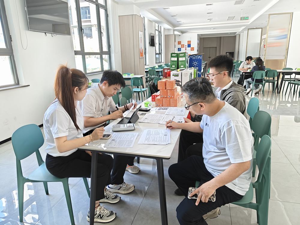 emc网页版登录建设天工公司： 刷脸就餐，智慧食堂让“靠脸吃饭”成为新时尚