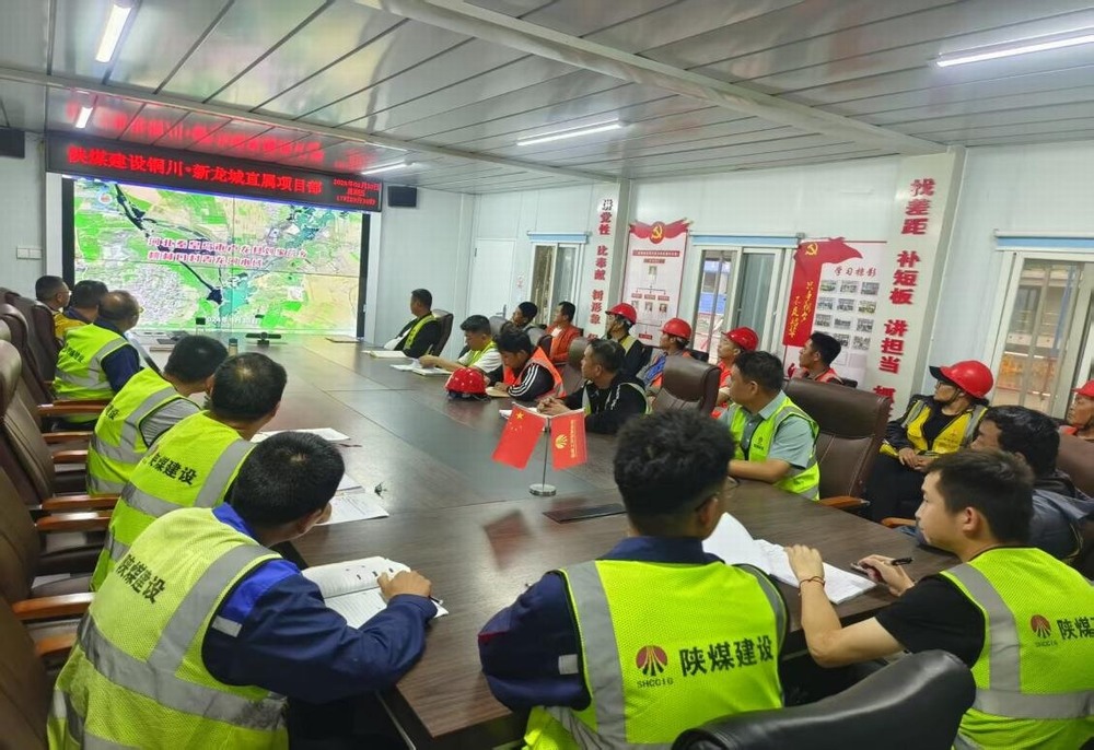 emc网页版登录建设新龙城直属项目部：雨中坚守筑匠心 防汛施工两不误