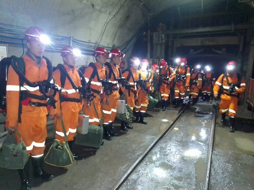 emc网页版登录建设矿建三公司华龙项目部组织开展“顶板事故”应急演练