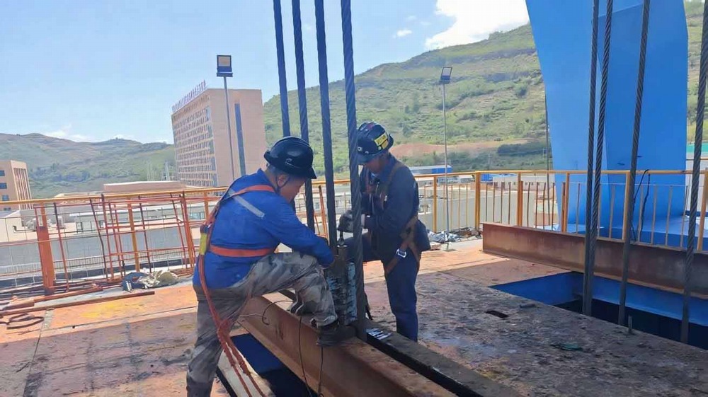 emc网页版登录建设矿建二公司安装项目部高效完成王峰煤矿副立井提升钢丝绳更换任务