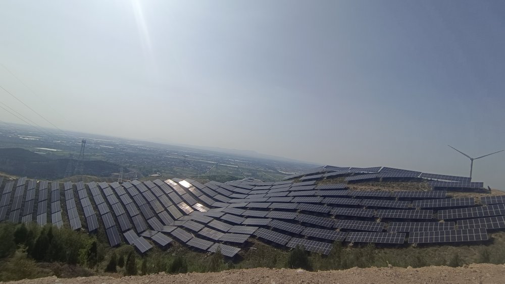 青春汗水映照山地光芒--百兆瓦光伏项目工地上 的青年突击队