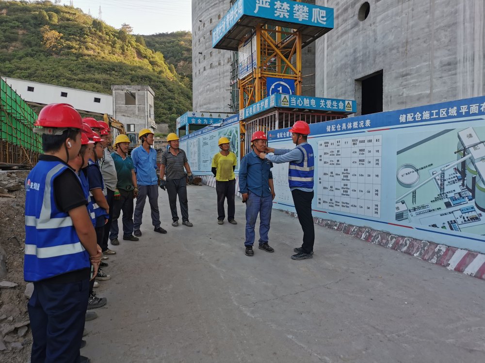 emc网页版登录建设韩城分公司土建十一项目部:每日一聚话安全,工地防线牢又坚