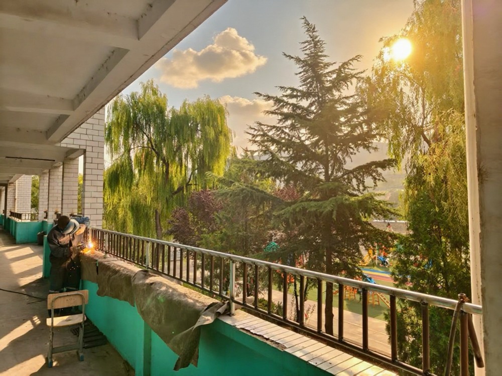 助力地方教育，护航学子平安——emc网页版登录建设矿建二公司安装项目部为卓立小学教学楼安装防护栏杆