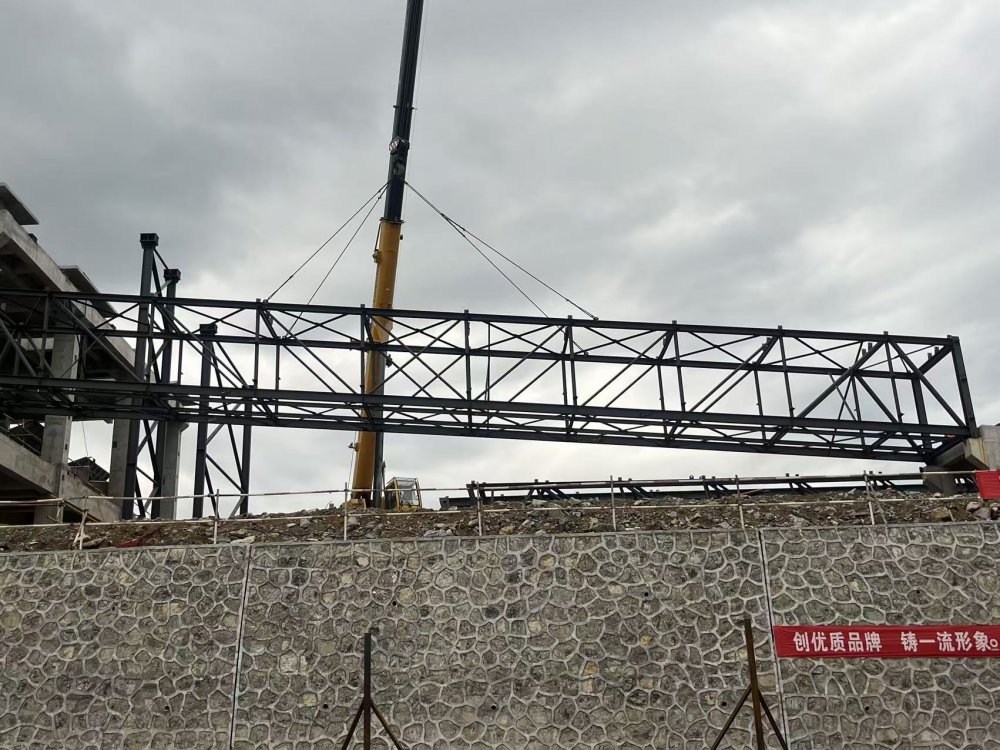 emc网页版登录建设绿宇公司：重庆项目首座钢结构廊架顺利安装 迎关键节点