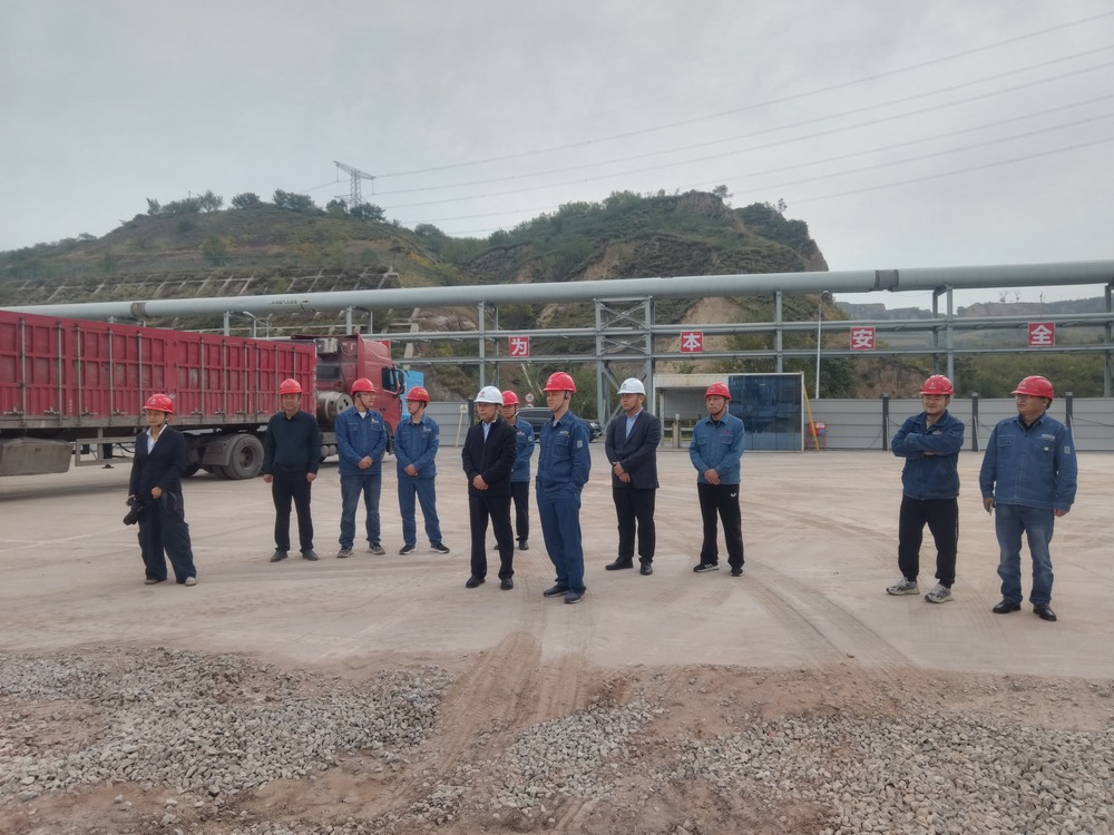 emc网页版登录集团府谷能源开发有限公司党委书记、 董事长李宁莅临陕西新元洁能有限公司电石厂电池储能调峰项目检查指导工作