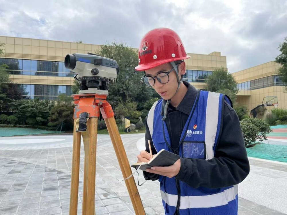 工地之上国旗之下：建设人用坚守为国庆注入“实干温度”