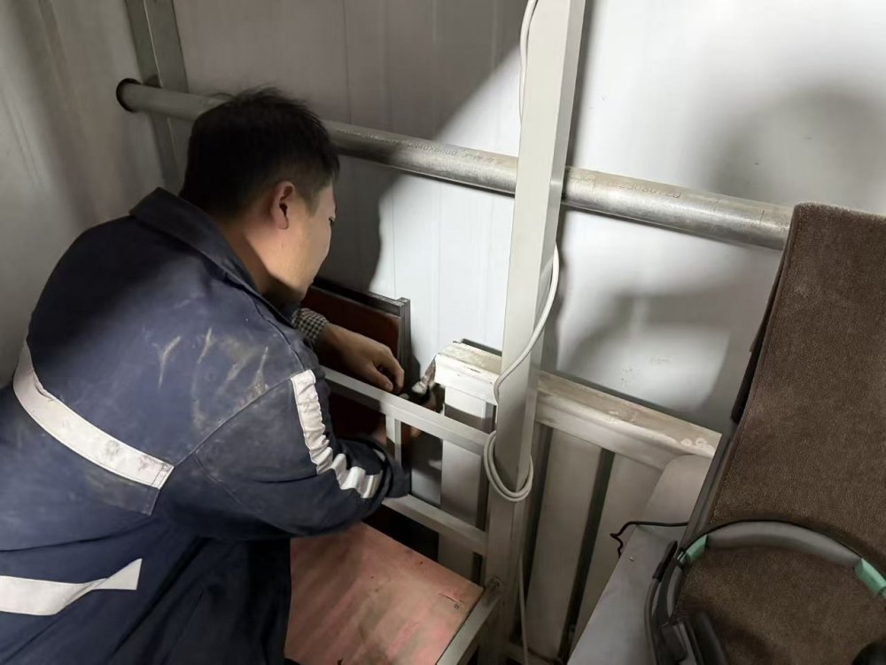 emc网页版登录建设煤矿运营服务分公司:寒潮来袭暖意融 关爱职工在行动