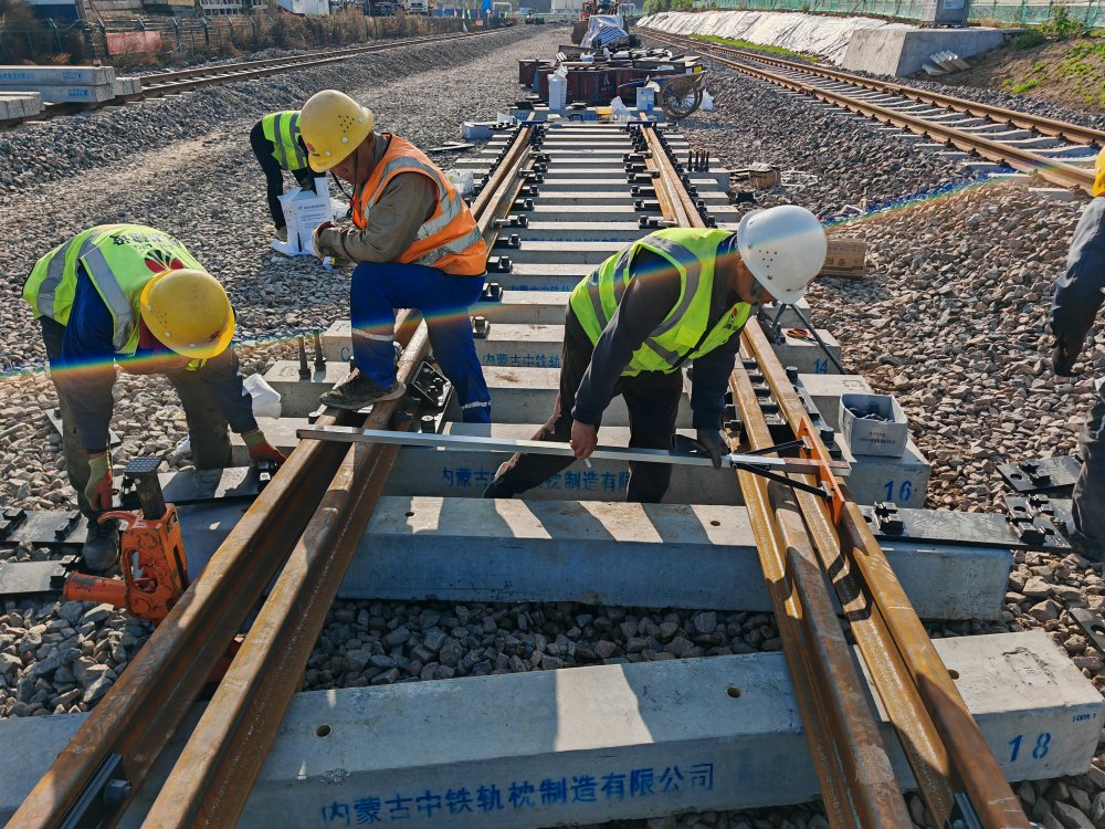 emc网页版登录建设路桥分公司黄陵项目部“双线”攻坚助力施工提速