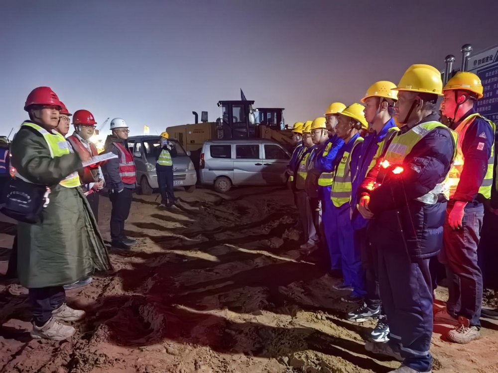 emc网页版登录建设西北分公司:机械轰鸣战夜色 土方作业质量“零折扣”