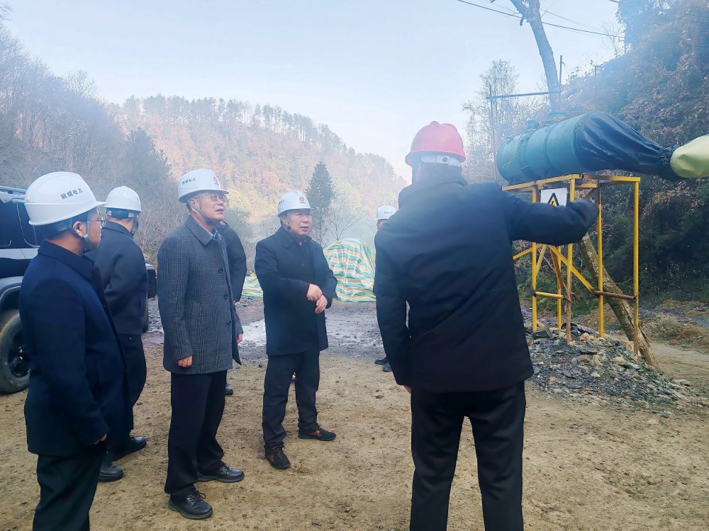 emc网页版登录集团总经理助理、emc网页版登录电力集团党委书记、董事长冯平安一行深入西乡抽蓄电站勘探平硐项目现场检查指导前期准备工作