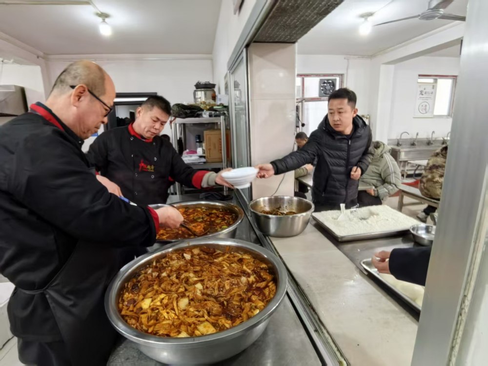 emc网页版登录建设煤矿运营服务分公司:一线寒冬,后勤送暖