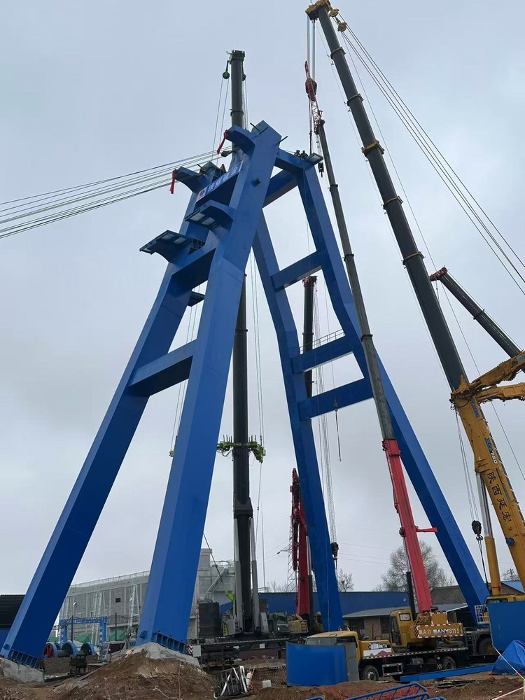 emc网页版登录建设矿建二公司承建的小庄煤矿义门进风立井永久井架顺利起立就位