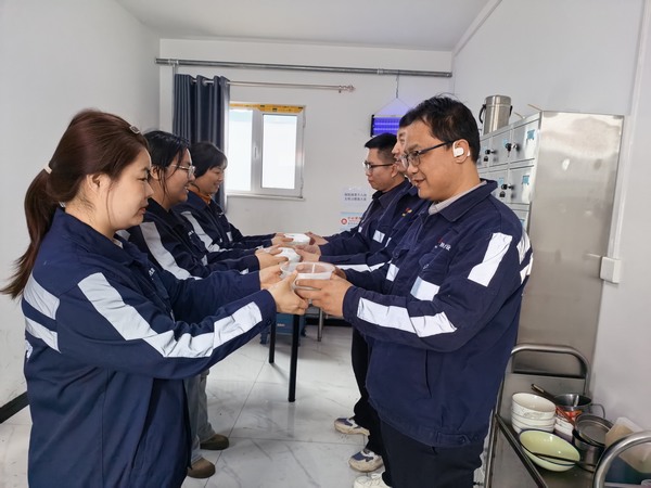 emc网页版登录建设洗选煤运营公司基层项目部开展元宵节送汤圆活动